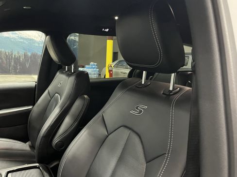 Used 2024 Chrysler Pacifica Select image 16