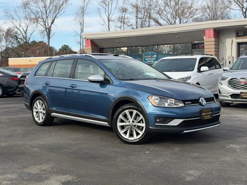 Used 2017 Volkswagen Golf Alltrack S image 1