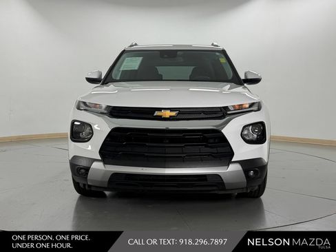 Used 2022 Chevrolet TrailBlazer LT w/ Convenience Package FWD image 2