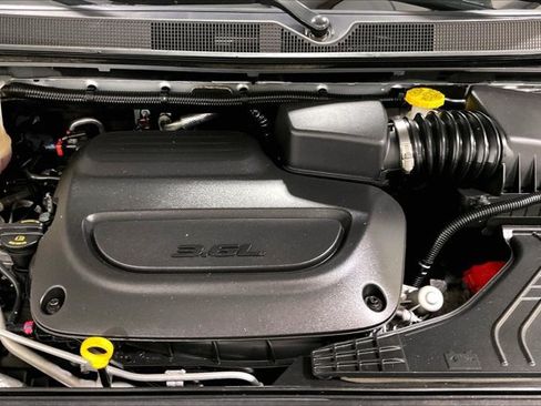 Used 2024 Chrysler Pacifica Touring-L FWD image 10