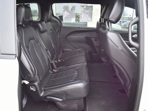 Used 2018 Chrysler Pacifica Touring-L w/ Premium Audio Group image 42