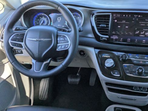Used 2023 Chrysler Pacifica Touring-L image 17