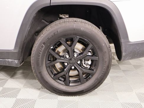 Used 2024 Jeep Grand Cherokee L Laredo image 20