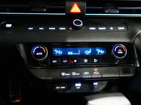 Used 2025 Hyundai Elantra SEL image 20