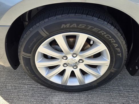 Used 2010 Chrysler Sebring Limited FWD image 9