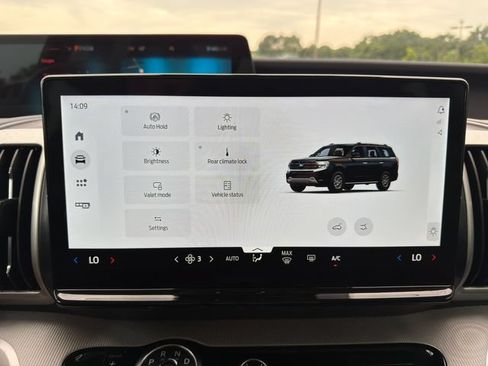 Used 2025 Ford Expedition Active AWD/4WD image 37