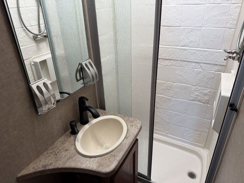 Used 2016 Ford E-450 and Econoline 450 Super Duty w/ Motorhome Prep Package image 59