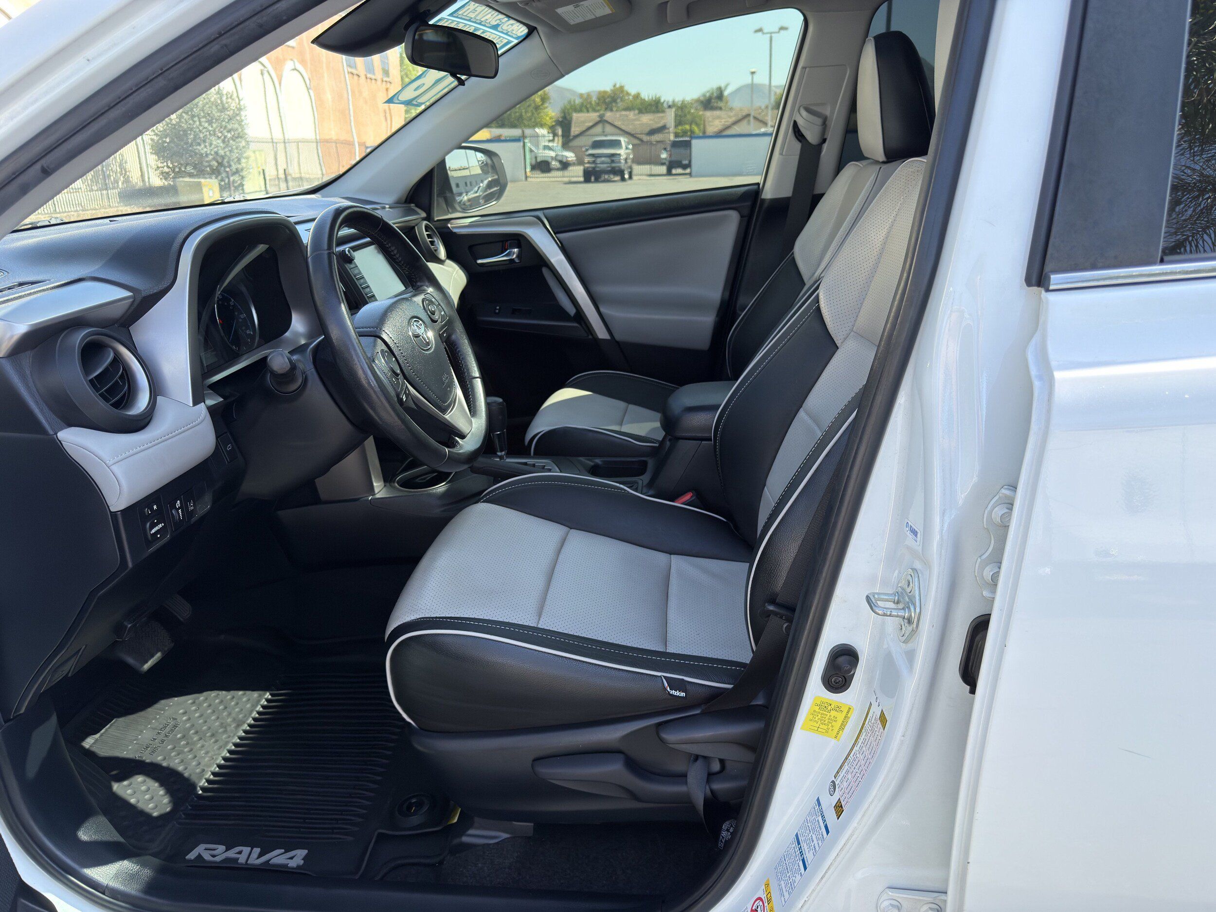 Used 2018 Toyota RAV4 XLE w/ Carpet Mat Package AWD/4WD image 23