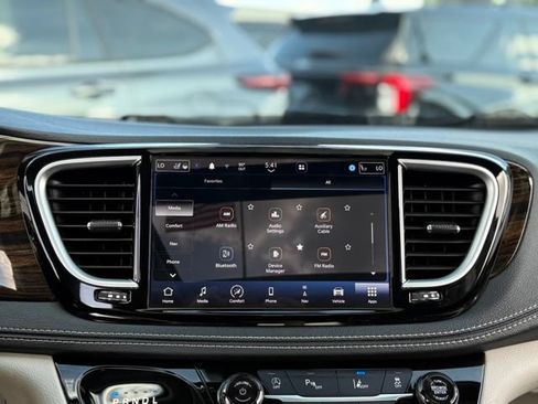 Used 2023 Chrysler Pacifica Limited FWD image 26