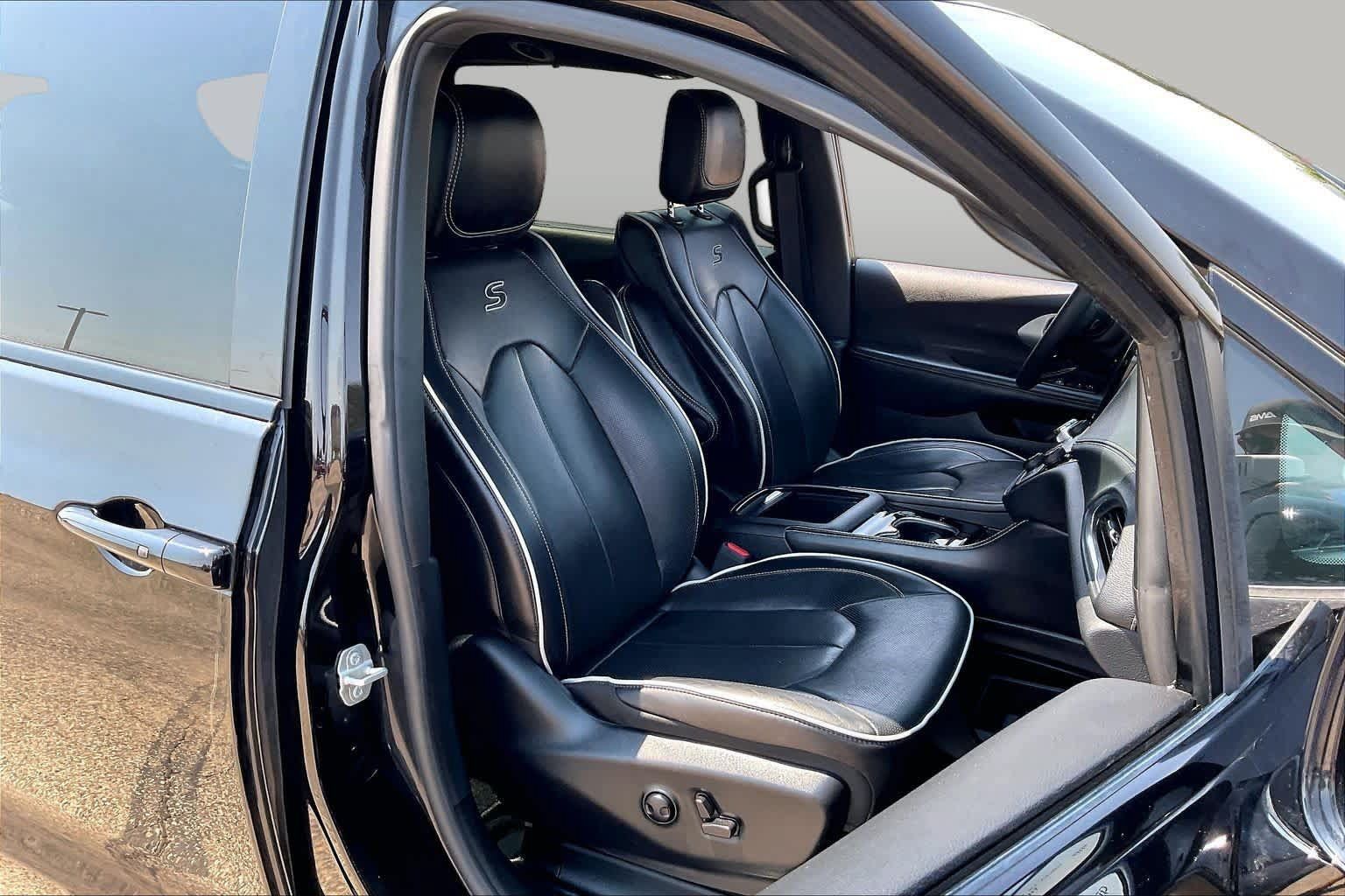 Used 2025 Chrysler Pacifica Limited FWD image 9