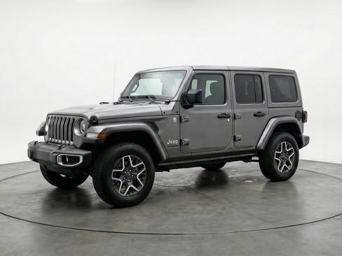 Used 2025 Jeep Wrangler Sahara image 3