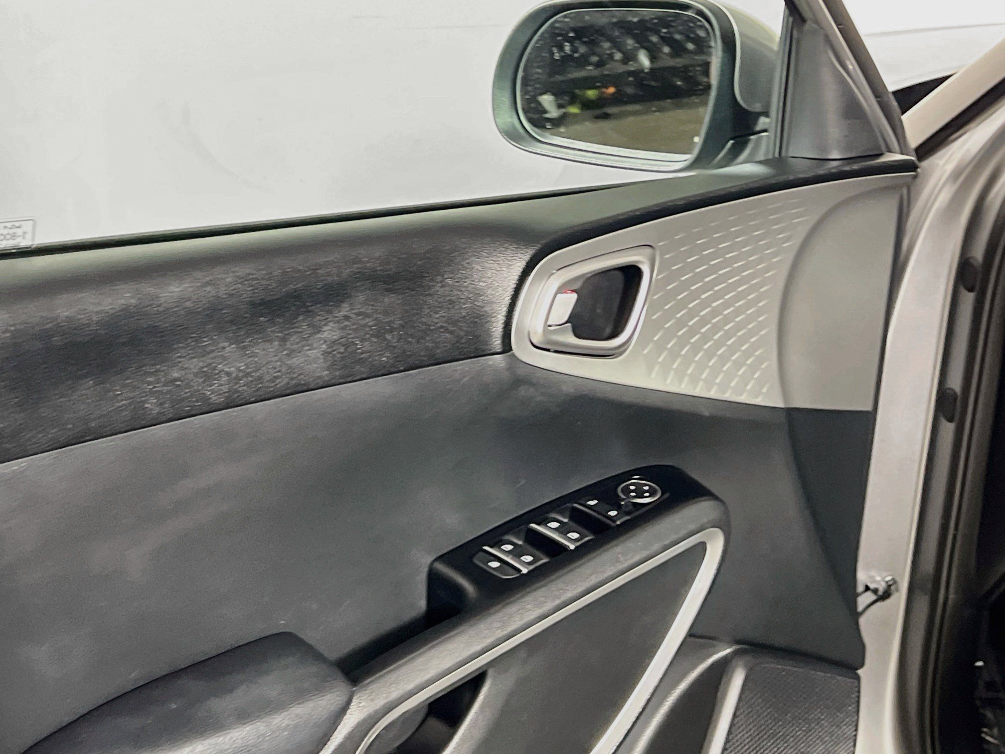 Used 2025 Kia Soul LX w/ LX Technology Package FWD image 17