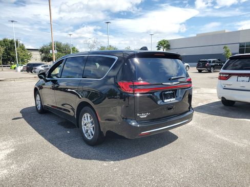 New 2026 Chrysler Pacifica Select image 3