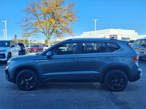 Certified 2022 Volkswagen Taos SE image 3