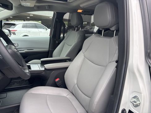 Used 2026 Toyota Sienna XLE FWD image 13