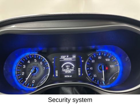 Used 2020 Chrysler Pacifica Touring-L image 39