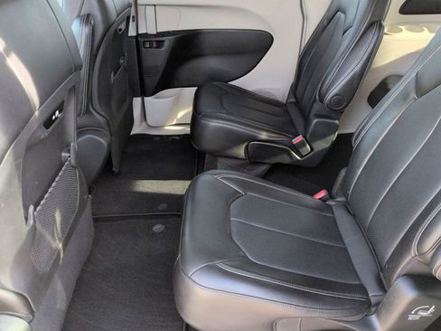Used 2024 Chrysler Pacifica Touring-L FWD image 25