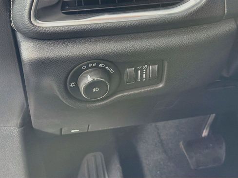 Used 2025 Chrysler Pacifica Limited FWD image 17