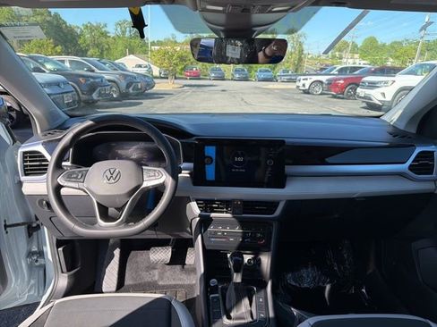 New 2026 Volkswagen Taos SE FWD image 9