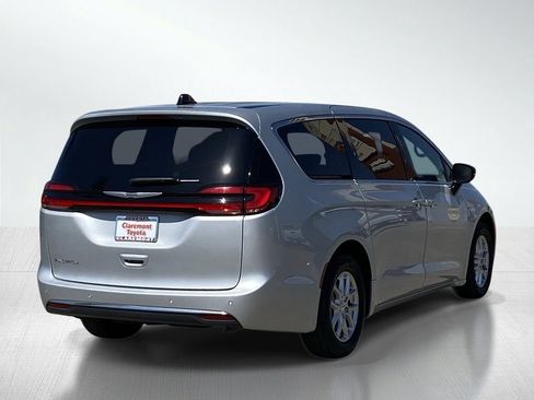 Used 2024 Chrysler Pacifica Touring FWD image 8