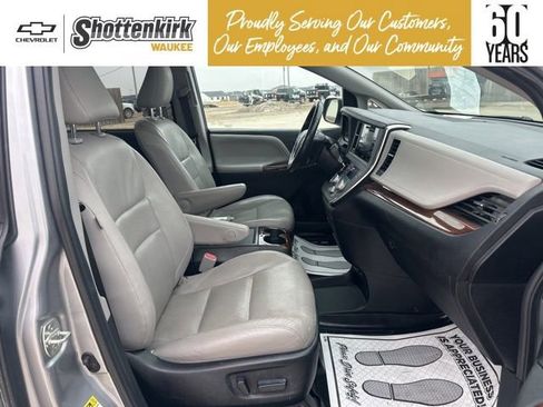 Used 2015 Toyota Sienna Limited image 14