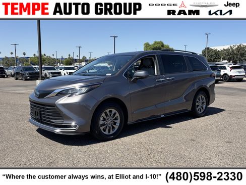 Used 2023 Toyota Sienna XLE FWD image 1