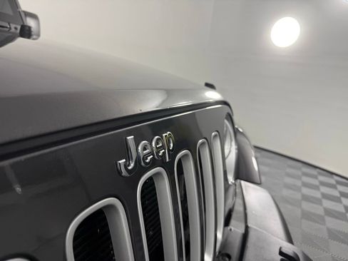 Used 2017 Jeep Wrangler Unlimited Sahara w/ Connectivity Group AWD/4WD image 3