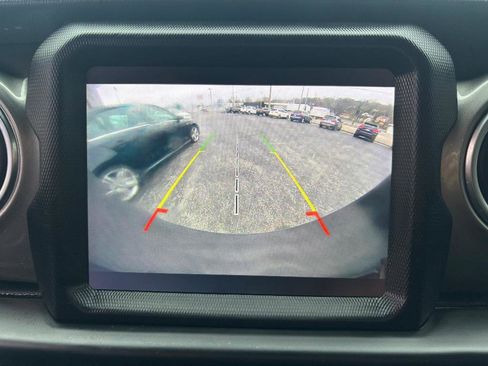 Used 2018 Jeep Wrangler Unlimited Sahara w/ Uconnect 4C Nav & Sound Group image 20