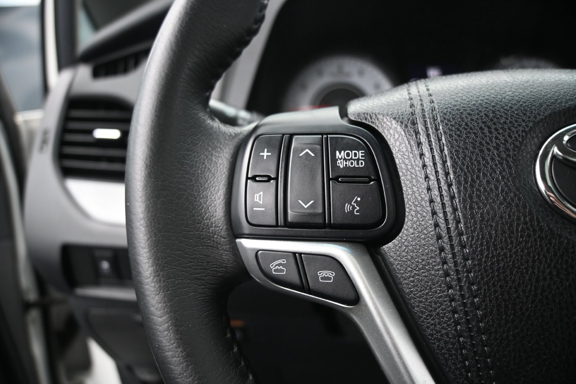 Used 2017 Toyota Sienna SE w/ SE Preferred Package FWD image 24
