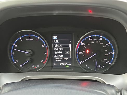 Used 2018 Toyota RAV4 XLE image 19