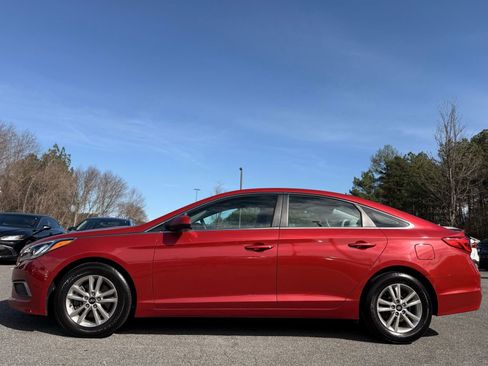 Used 2017 Hyundai Sonata SE image 2
