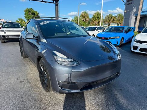 Used 2023 Tesla Model Y AWD image 3