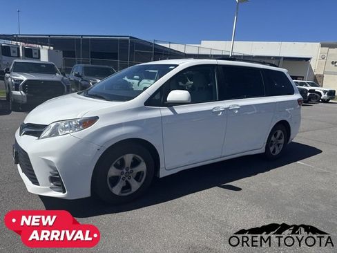 Used 2020 Toyota Sienna LE w/ LE Preferred Package FWD image 2