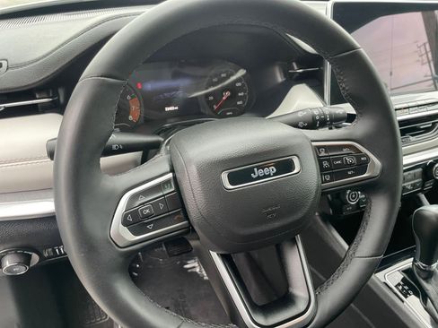 Used 2025 Jeep Compass Limited image 31