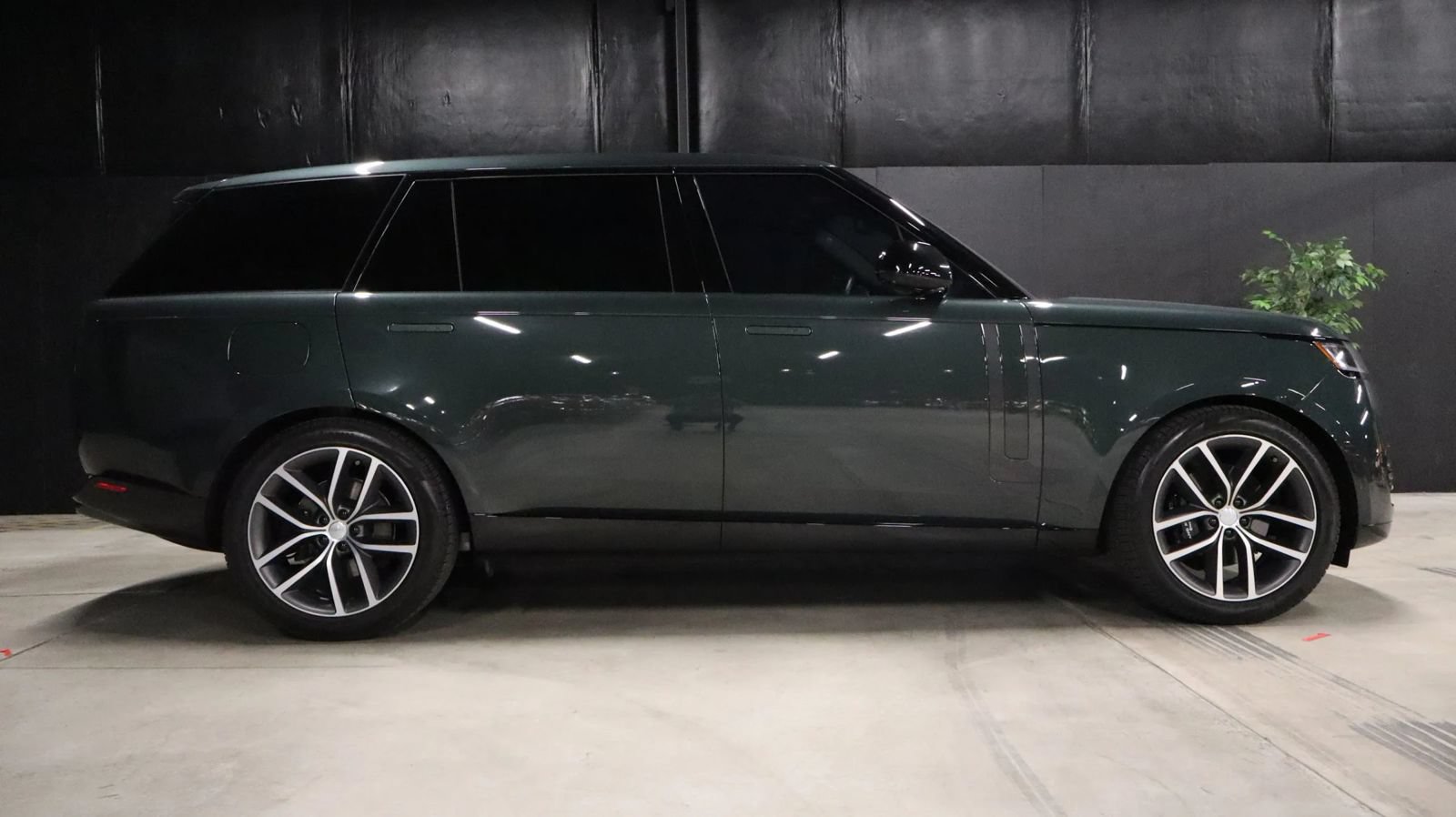Used 2025 Land Rover Range Rover Long Wheelbase SE AWD/4WD image 12