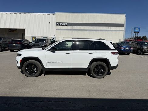 Used 2023 Jeep Grand Cherokee Altitude image 9