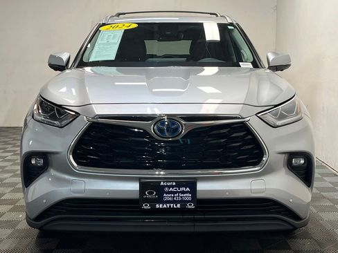 Used 2024 Toyota Highlander Limited AWD/4WD image 2