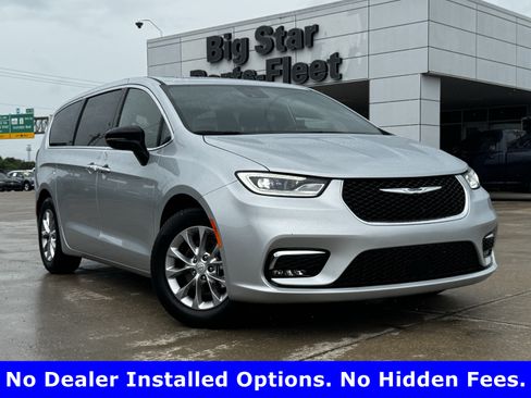 Used 2026 Chrysler Pacifica Limited FWD image 2
