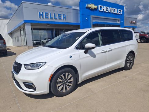 Used 2023 Chrysler Pacifica Touring-L FWD image 3