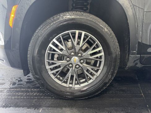 Used 2025 Chevrolet Traverse LT image 6