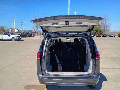 Used 2023 Chrysler Pacifica Touring-L image 18