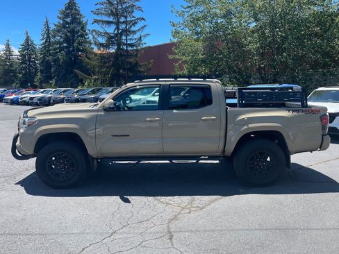 Used 2017 Toyota Tacoma TRD Sport AWD/4WD image 2