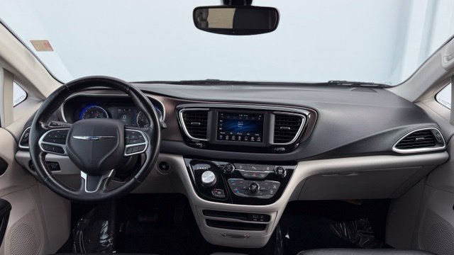 Used 2019 Chrysler Pacifica Touring-L FWD image 18