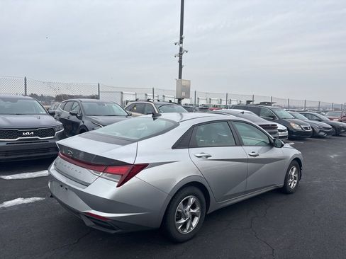Used 2021 Hyundai Elantra SE image 2