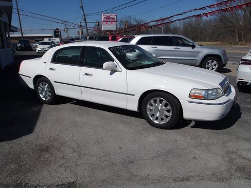 Used 2011 Lincoln Town Car Signature Limited image 3