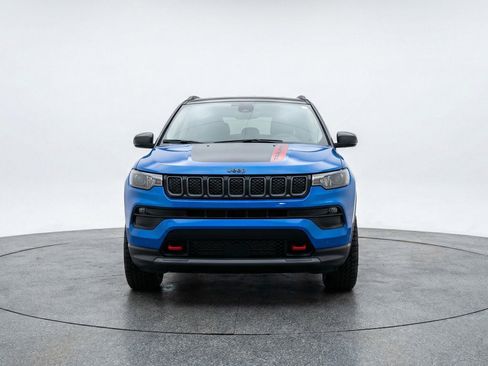 Used 2025 Jeep Compass Trailhawk image 2