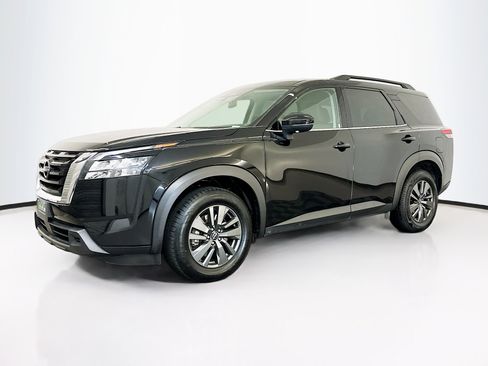 Used 2024 Nissan Pathfinder SV image 3
