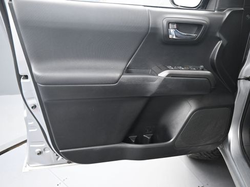 Certified 2021 Toyota Tacoma TRD Off-Road image 17