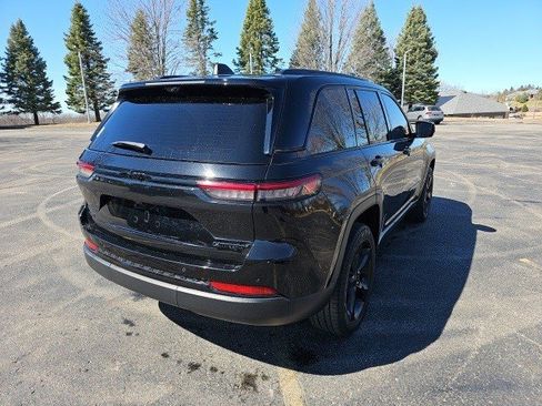 Used 2023 Jeep Grand Cherokee Limited w/ Luxury Tech Group II image 6