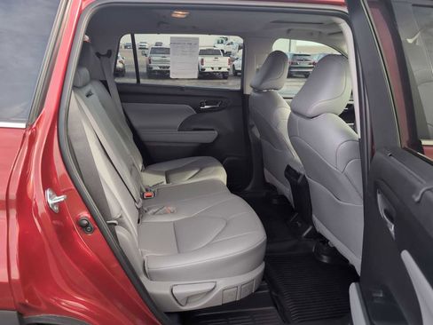 Used 2024 Toyota Highlander XLE image 27